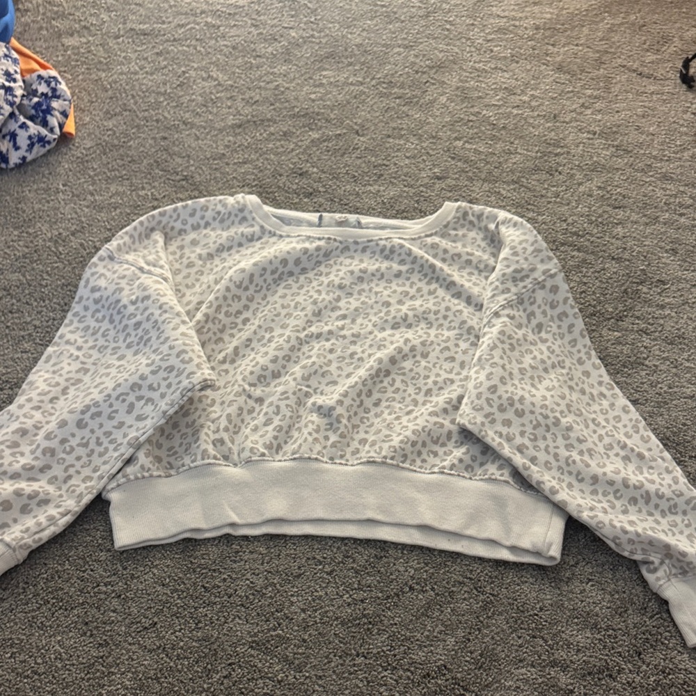 Chic White Leopard Print Crop Top